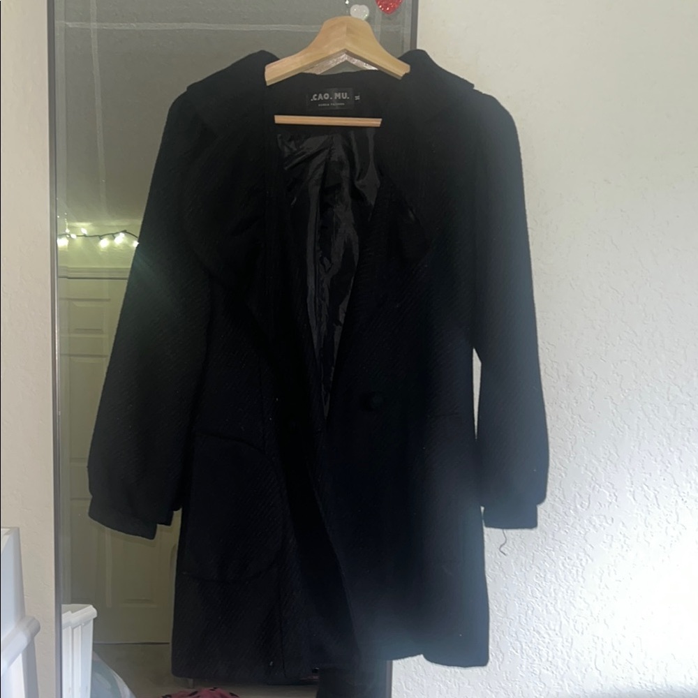 Classic Black Trench Coat with Structured Silhouette